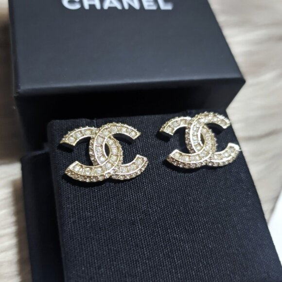Gorgeous Authentic 2021 CHANEL Classic Stud Earrings - Picture 4 of 12